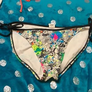 COPY - OP graffiti beach shorts L & bikini bottom XL